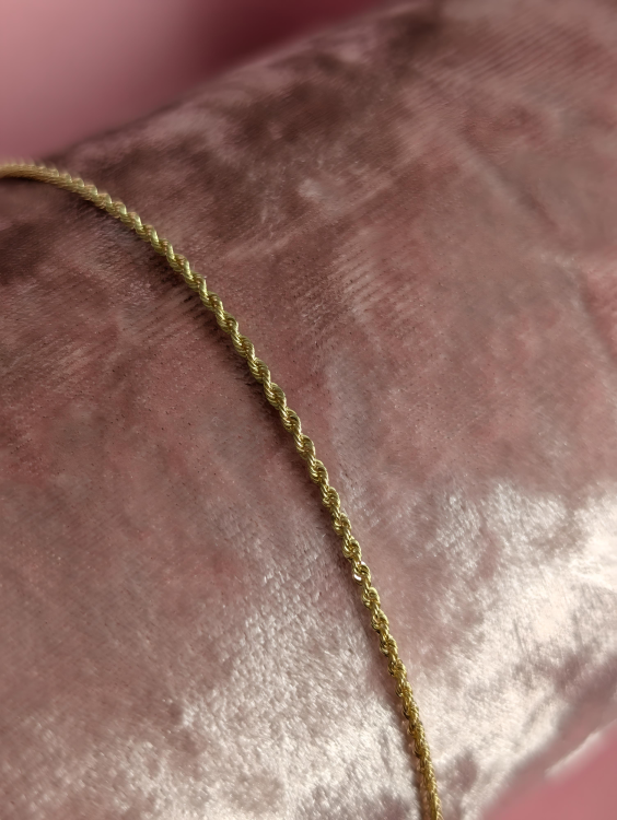 Złoty łańcuszek z pełnymi złota ogrniwami typu Kordel o długości 18 cm – elegancja i trwałość w klasycznym wydaniu. Idealny na prezent lub do codziennego noszenia. Piękny połysk, solidne wykonanie, ponadczasowy styl!