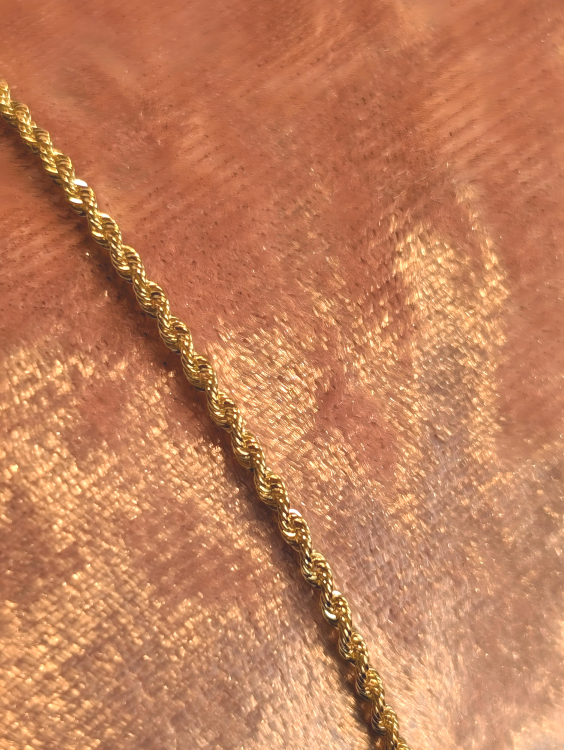Złoty łańcuszek z pełnymi złota ogrniwami typu Kordel o długości 18 cm – elegancja i trwałość w klasycznym wydaniu. Idealny na prezent lub do codziennego noszenia. Piękny połysk, solidne wykonanie, ponadczasowy styl!