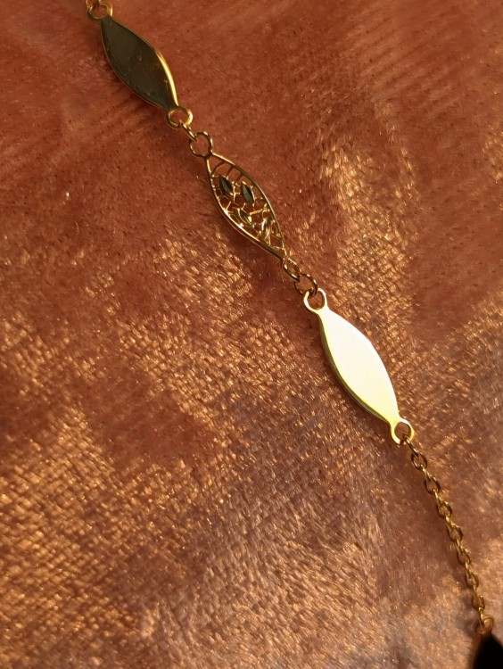 Złota bransoletka 14K próby 585 z płaskimi i ażurowymi owalnymi elementami. Regulowana długość 17–19 cm. Delikatna, kobieca, elegancka – idealna na każdą okazję.