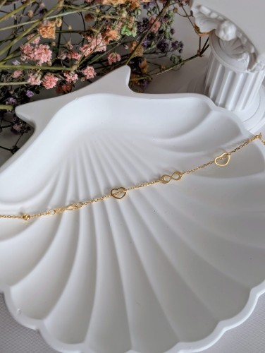 Złota błyszcząca bransoletka z serduszkami i znakami nieskończoności. Splot ankier, długość 17-19 cm, średnica 4.7 mm. Zapięcie sprężynowe Federing. Idealna biżuteria na prezent.