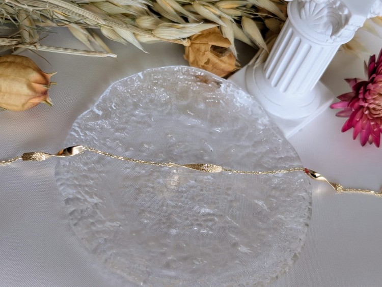 Złota błyszcząca bransoletka z diamentowanymi skręconymi blaszkami i splotem ankier. Długość 17-19 cm, grubość 2,9 mm, zapięcie sprężynowe Federing. Idealna złota biżuteria.