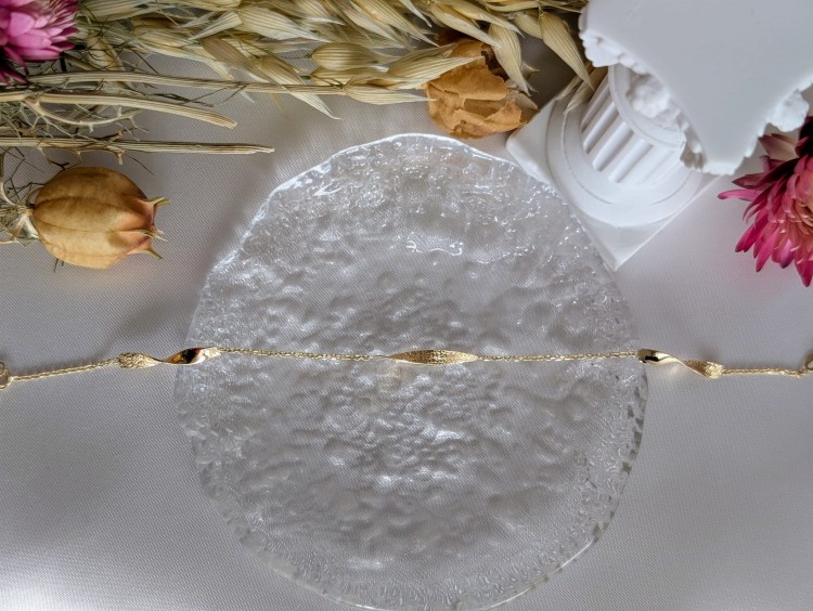 Złota błyszcząca bransoletka z diamentowanymi skręconymi blaszkami i splotem ankier. Długość 17-19 cm, grubość 2,9 mm, zapięcie sprężynowe Federing. Idealna złota biżuteria.
